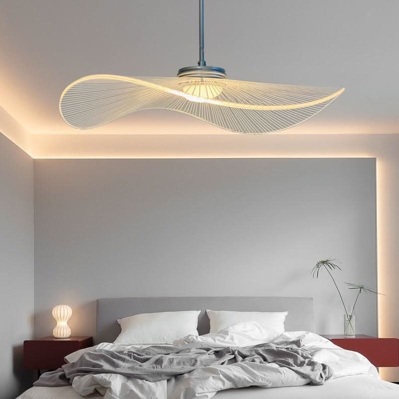 Vue d'ensemble de la suspension dans une chambre à lit gris clair