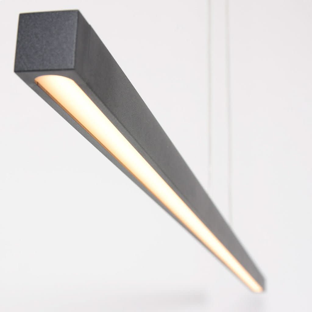 Gros plan sur la bande LED éclairant sous la structure noire de la suspension