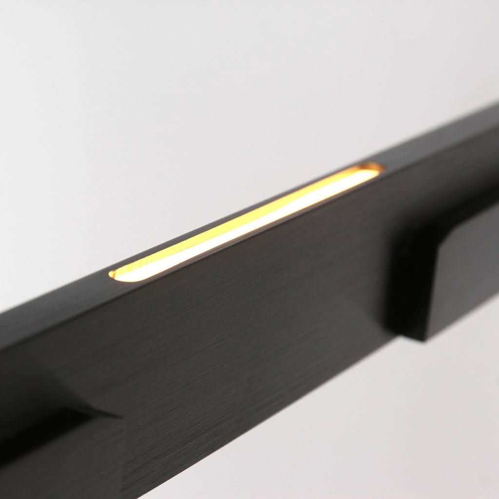 Détail de la bande lumineuse encastrée dans le profil noir
