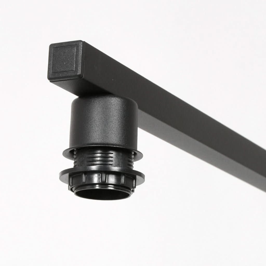 Détail de la finition noire avec barre rectangulaire et douille de lampe.