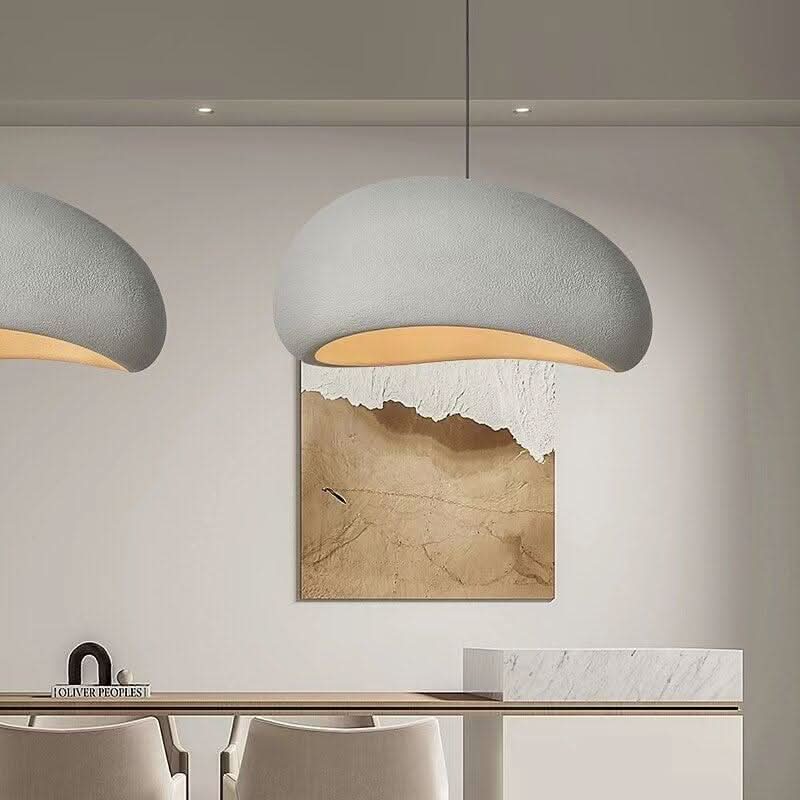 Gros plan sur la finition bouclée blanche et le liseré intérieur ocre doré