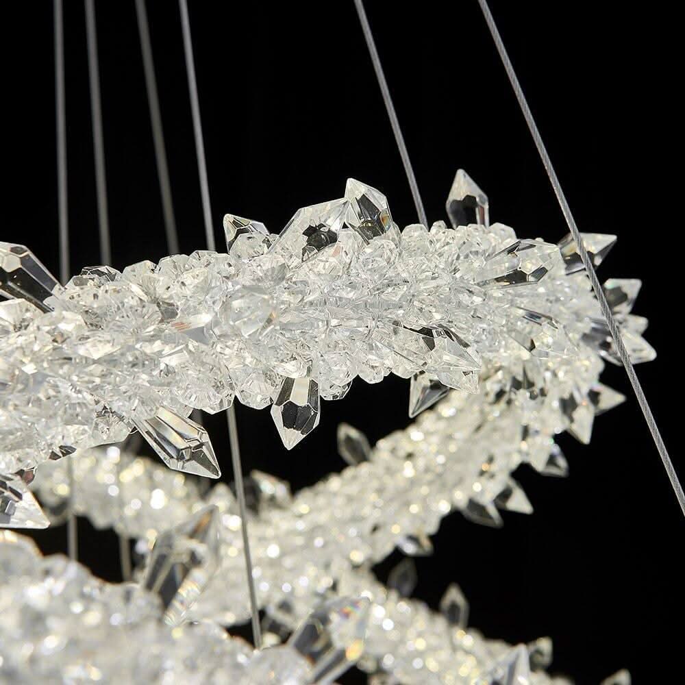 Détail rapproché des picots de cristal et des câbles de suspension fins
