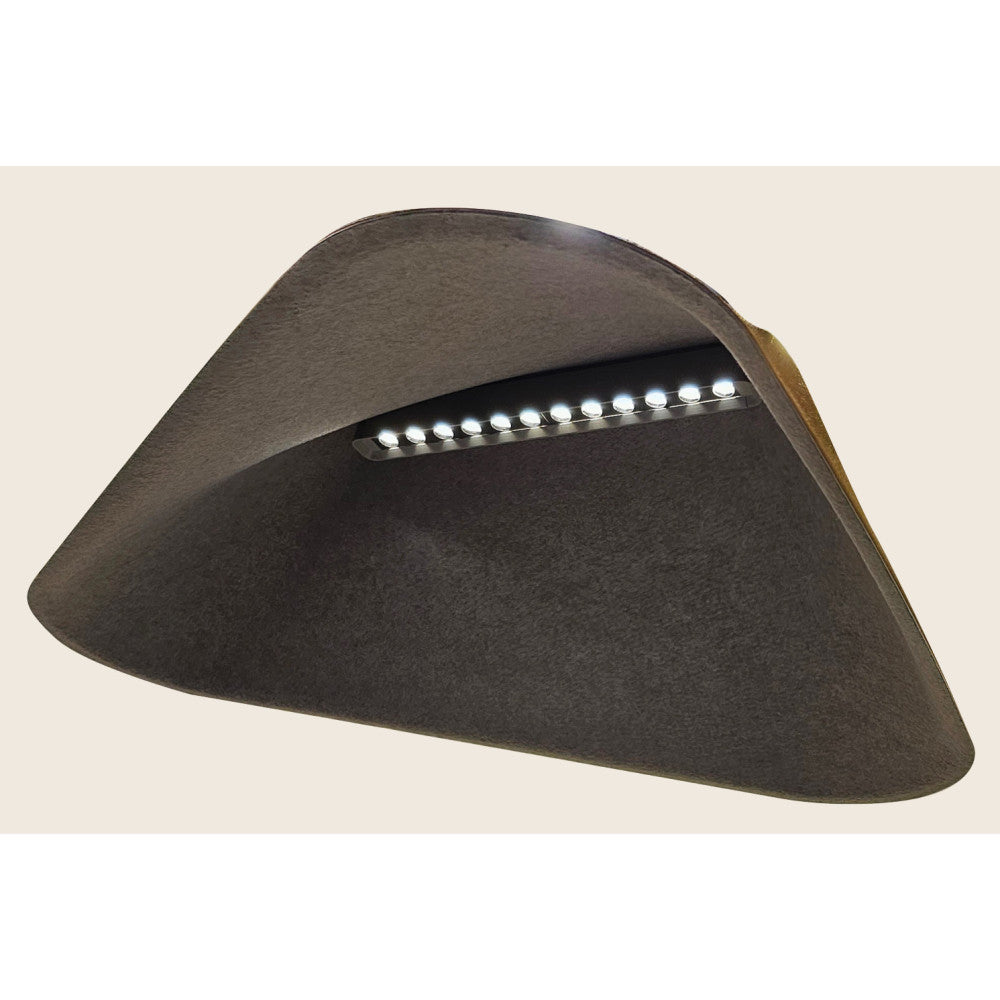 Détail de la finition du diffuseur et des LED sur fond beige clair
