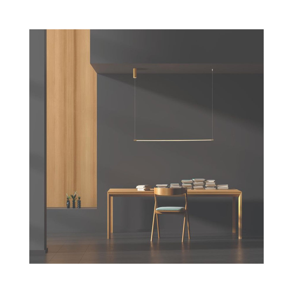 Mise en ambiance du luminaire suspendu au-dessus d'une table en bois clair