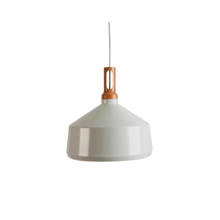 Suspension blanche de face sur fond blanc, abat-jour conique et raccord terracotta.