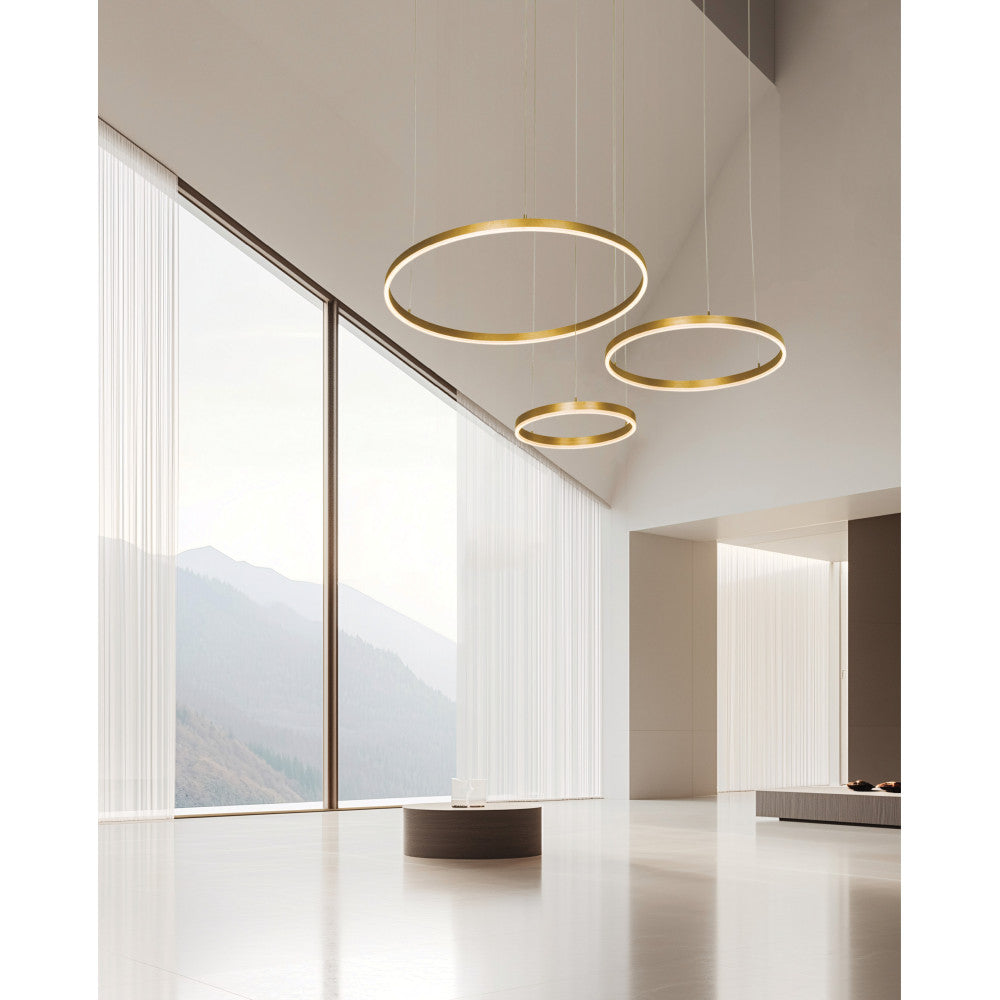 Mise en ambiance dans un séjour lumineux, trois anneaux suspendus près des baies vitrées.