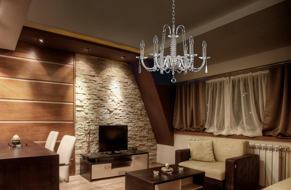 Lustre allumé dans un séjour contemporain aux murs de bois et pierre