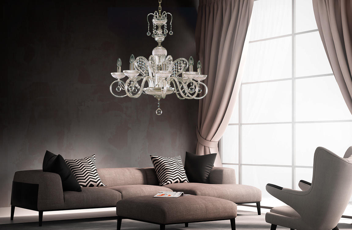 Lustre suspendu dans un salon moderne, au-dessus d'un canapé et entre des rideaux