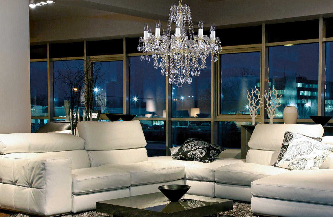 Lustre suspendu dans un salon contemporain devant de grandes baies vitrées la nuit