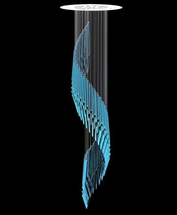 Vue de face sur fond noir du luminaire bleu, long ruban de verre en spirale