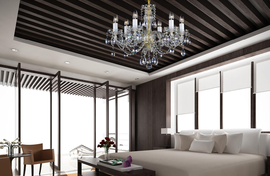 Vue du lustre suspendu au plafond à lattes sombres dans une chambre contemporaine.