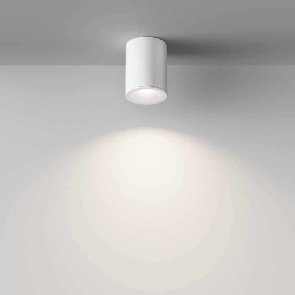 Mise en ambiance sous plafond gris, cône de lumière projeté vers le bas