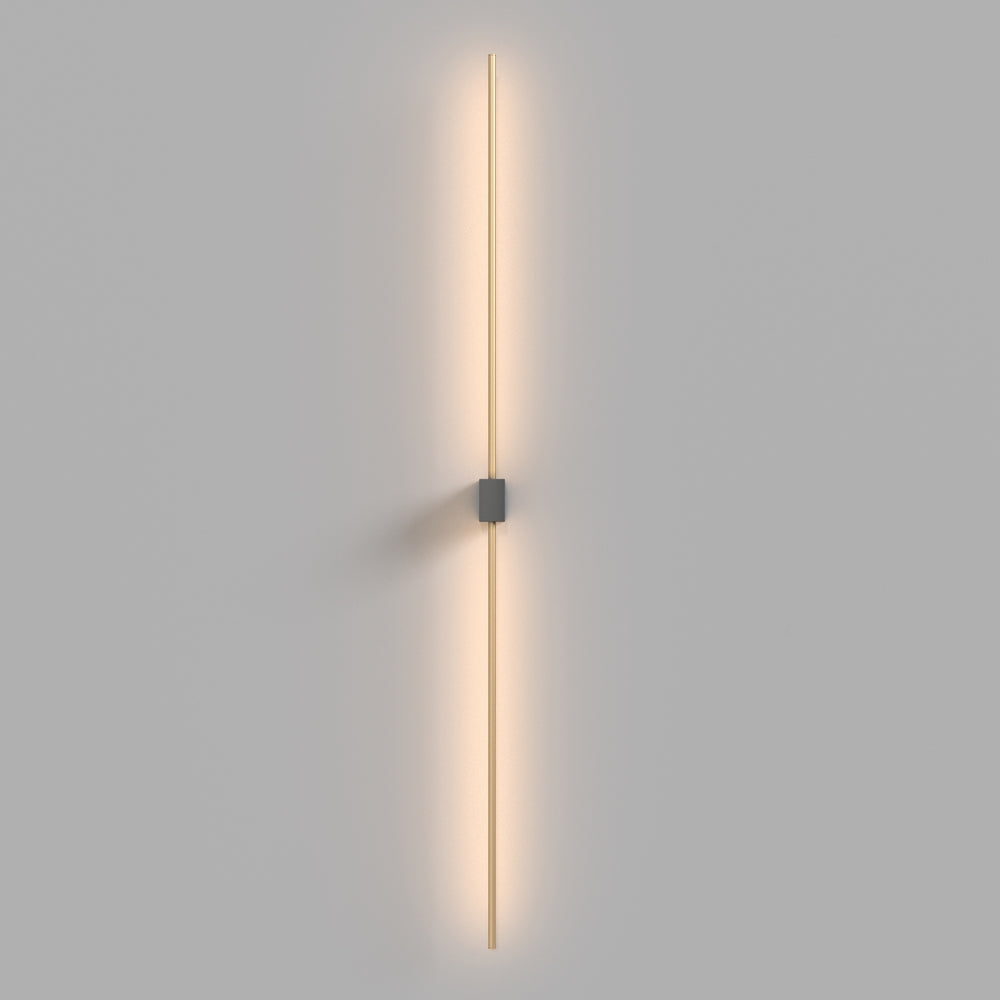 Mise en ambiance sur mur gris, halo lumineux diffus autour de la tige verticale.