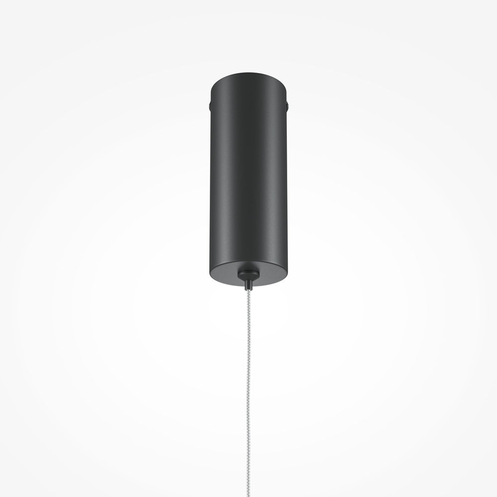 Détail de la rosace cylindrique noire fixée au plafond et du câble.