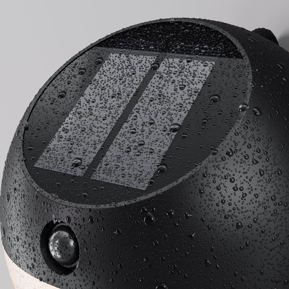 Gros plan sous la pluie, gouttes d'eau sur la coque noire et le capteur