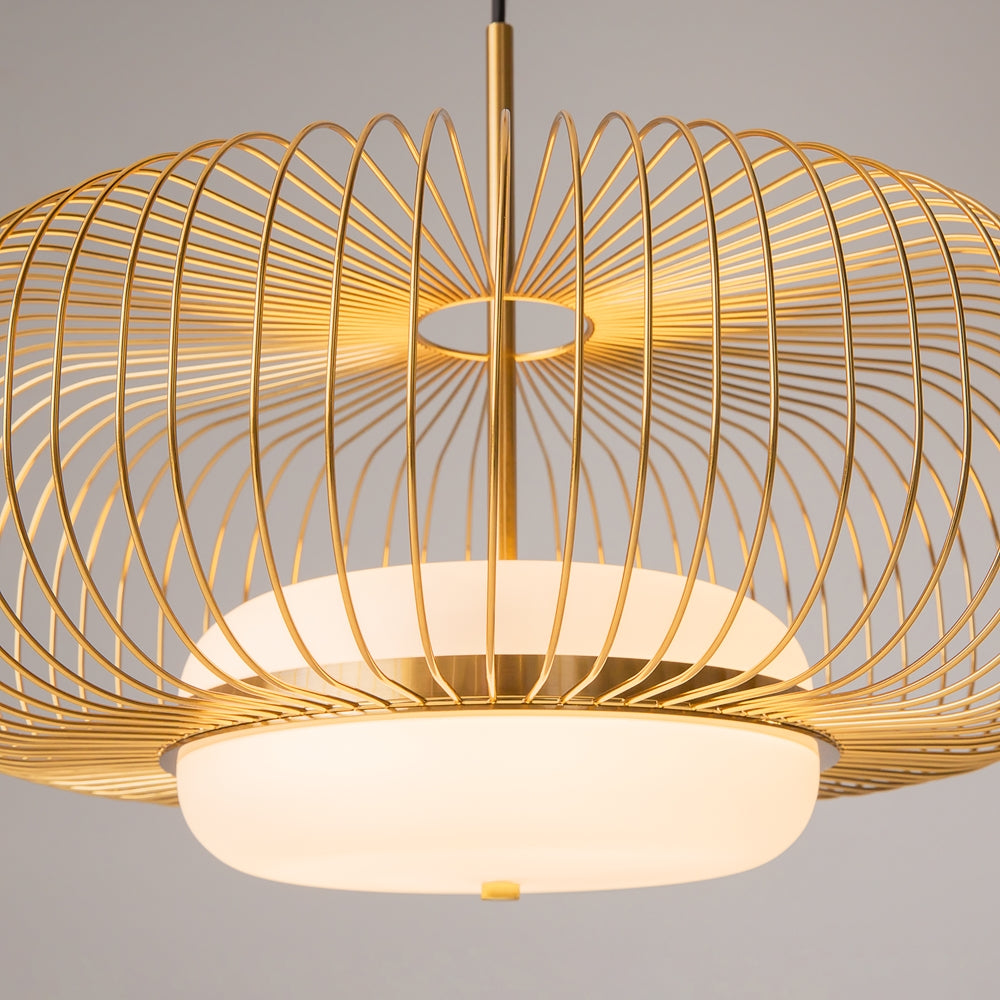 Détail de la structure en fils dorés rayonnants et du diffuseur lumineux