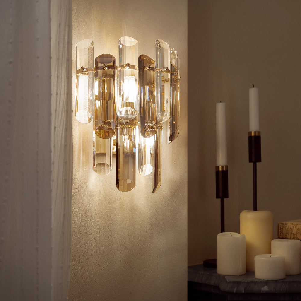 Applique fixée au mur beige, éclairant la pièce près de bougies décoratives