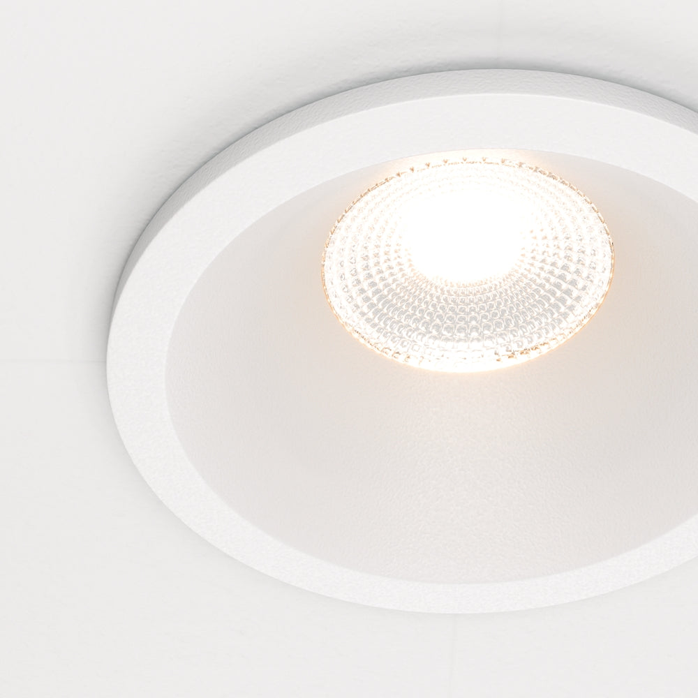 Gros plan sur la lentille striée et le halo lumineux blanc chaud