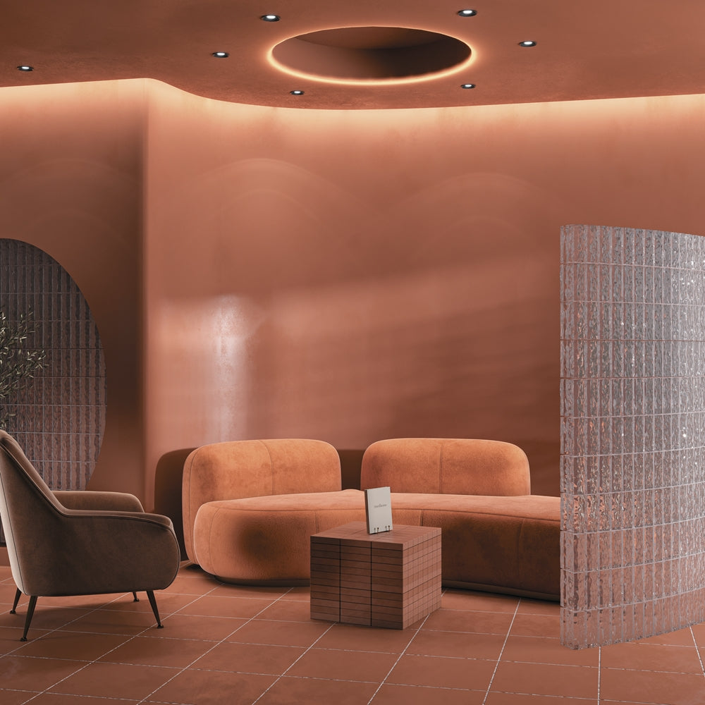 Mise en ambiance salon aux tons terracotta avec plafond suspendu et spots encastrés