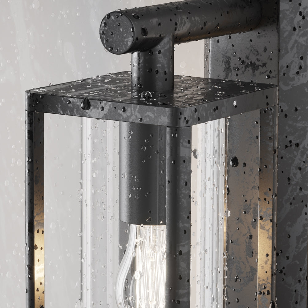 Détail sous la pluie, gouttes d'eau sur le métal noir et le verre