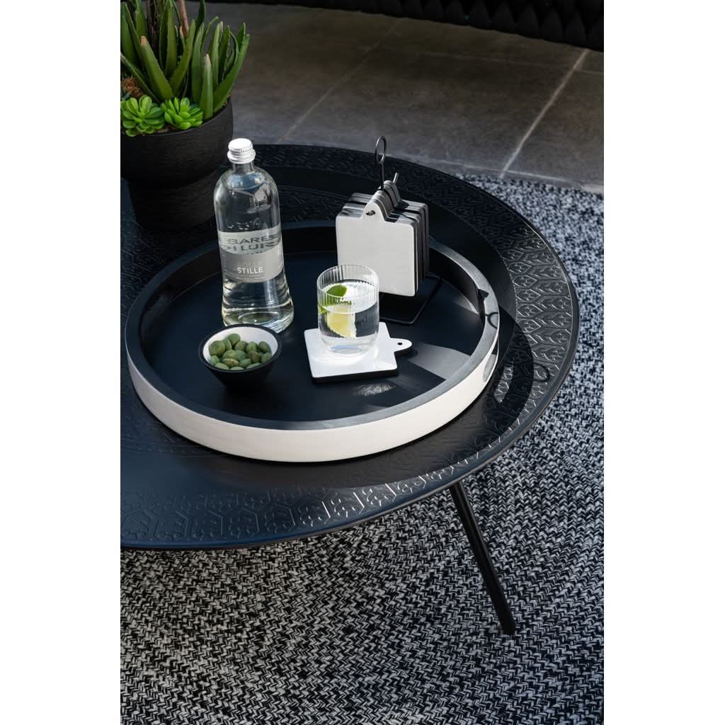 Großer schwarzer Metalltisch