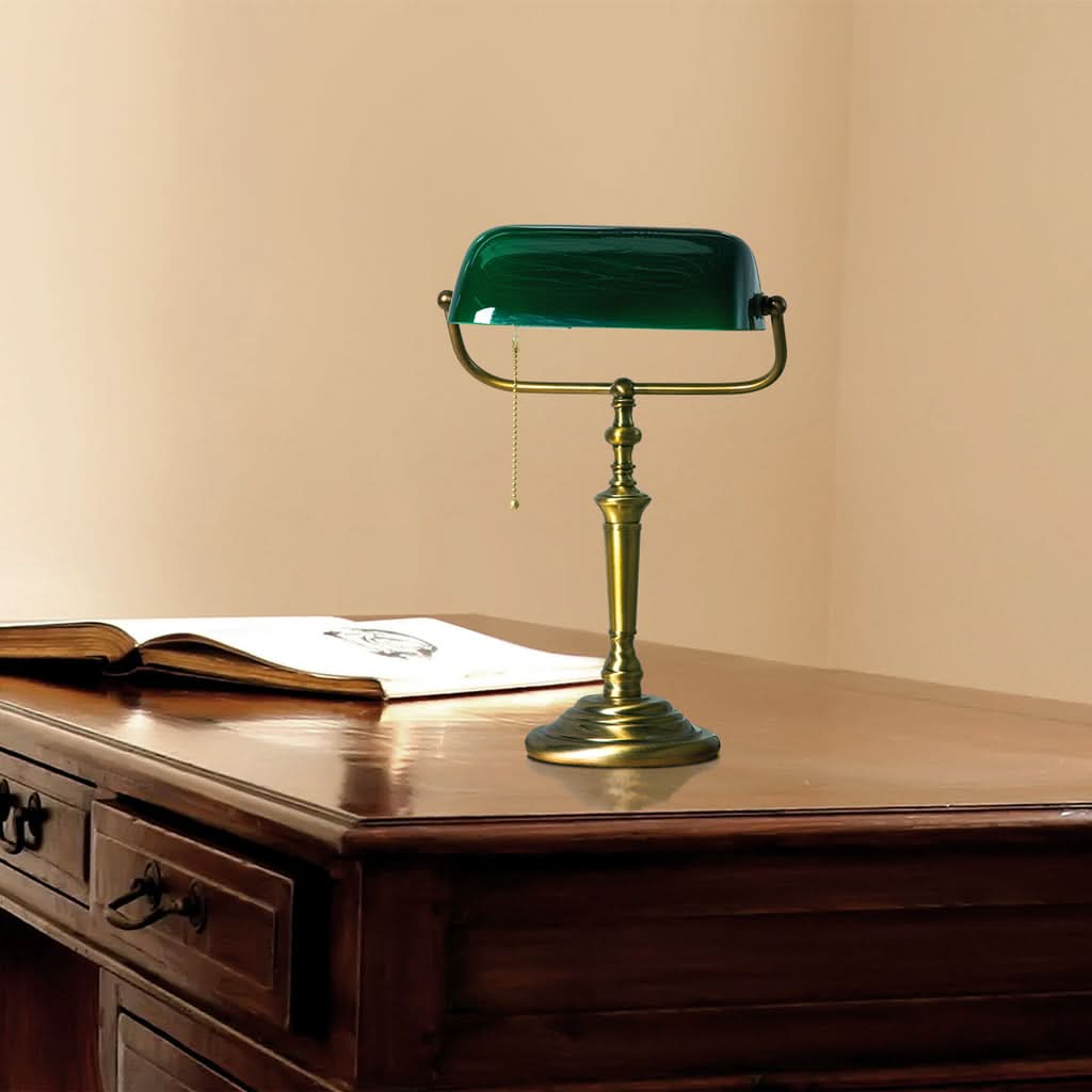 Lampe posée sur bureau ancien, livre ouvert et intérieur de pièce clair et élégant.