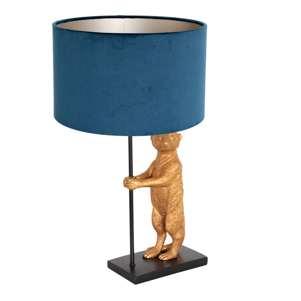 Vue de trois quarts du luminaire, abat-jour bleu et suricate doré sur socle noir.