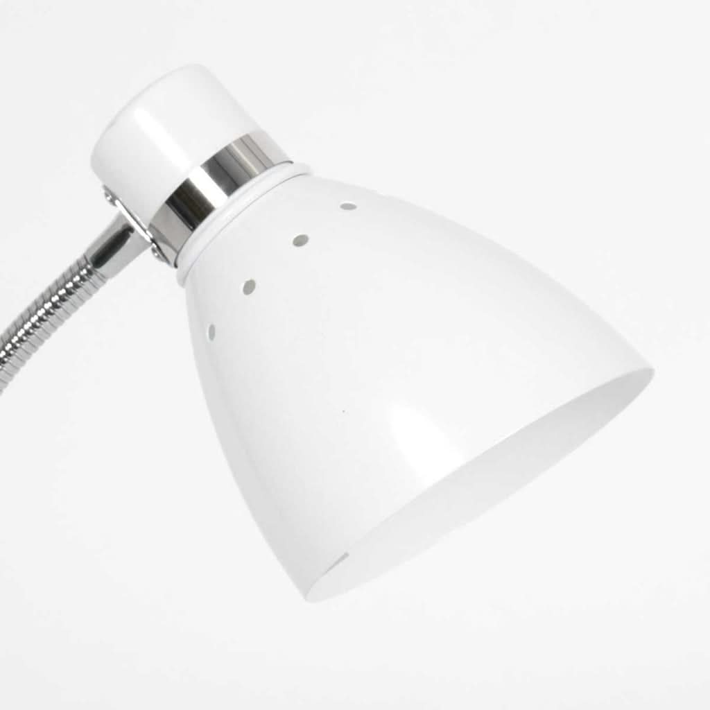 Gros plan sur l'abat-jour blanc et sa bague chromée fixée au flexible.