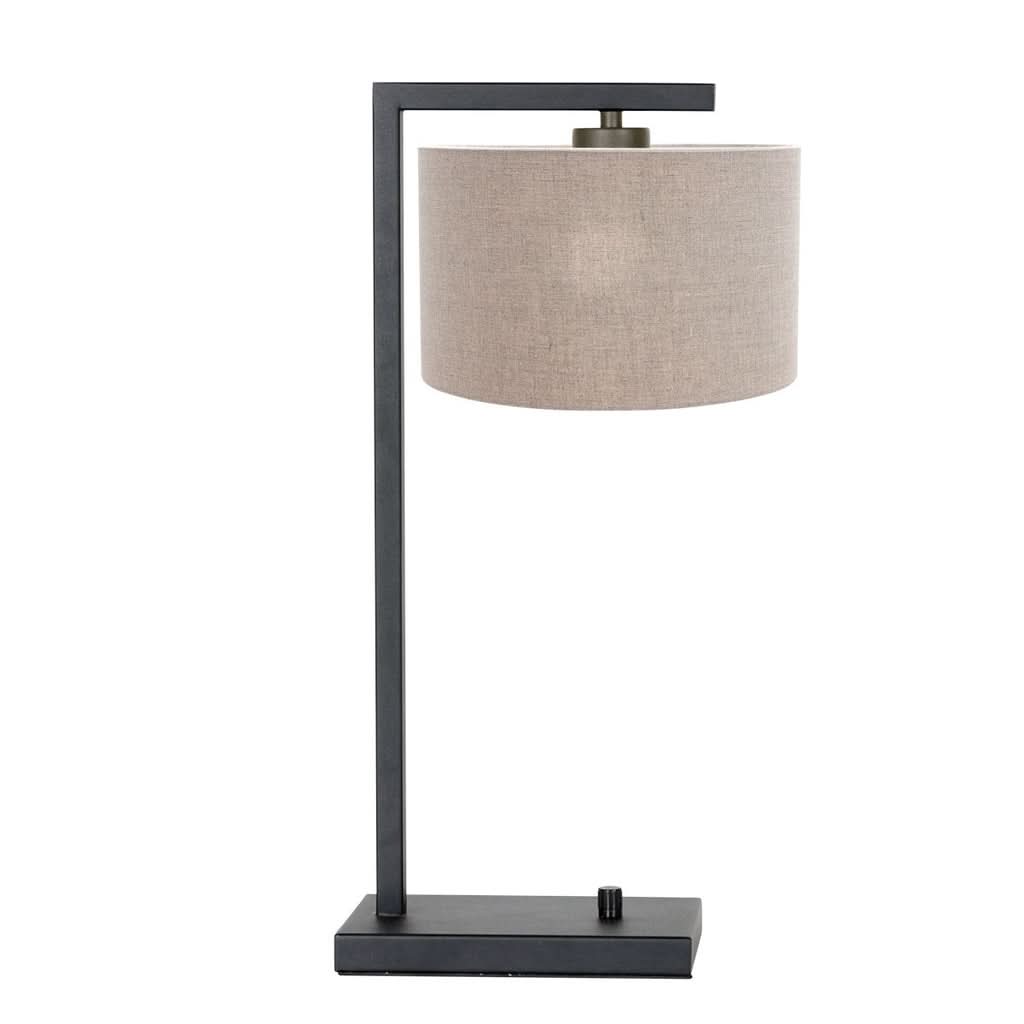 Vue de trois quarts de la lampe de table noire avec abat-jour gris clair.