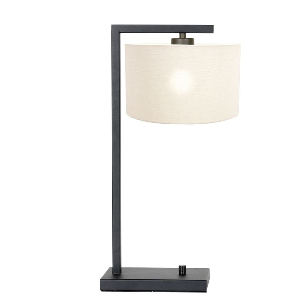 Même lampe allumée, lumière chaude diffusée à travers l'abat-jour en tissu.
