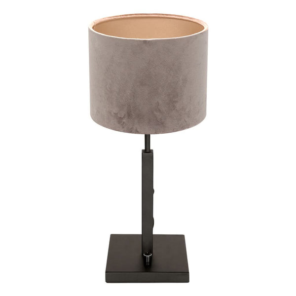 Elegante Lampe mit silbernem Lampenschirm