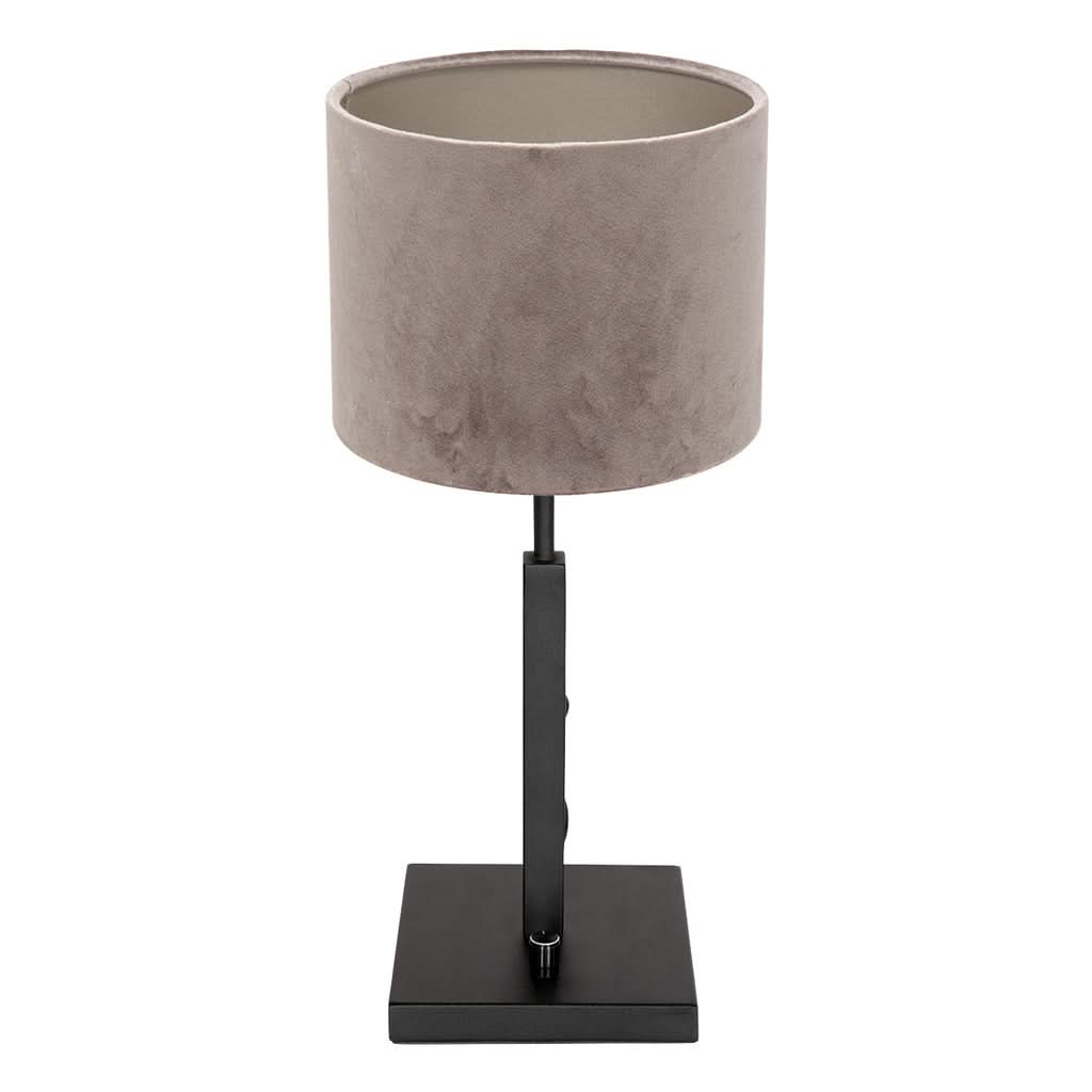 Elegante Lampe mit silbernem Lampenschirm