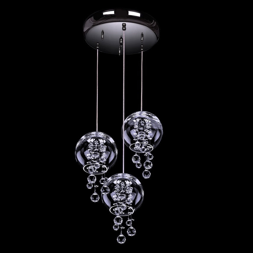 Suspension noire brillante, trois globes transparents ornés de chaînettes et gouttes en cristal.