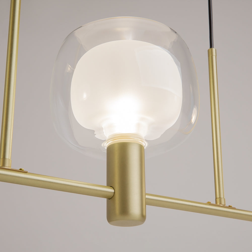 Gros plan sur un globe en verre transparent et sa douille dorée cylindrique