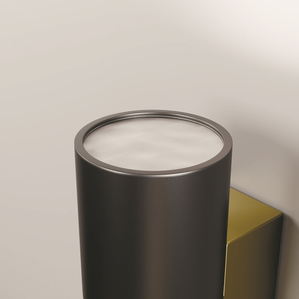 Vue rapprochée du sommet cylindrique et de la finition noire mate.