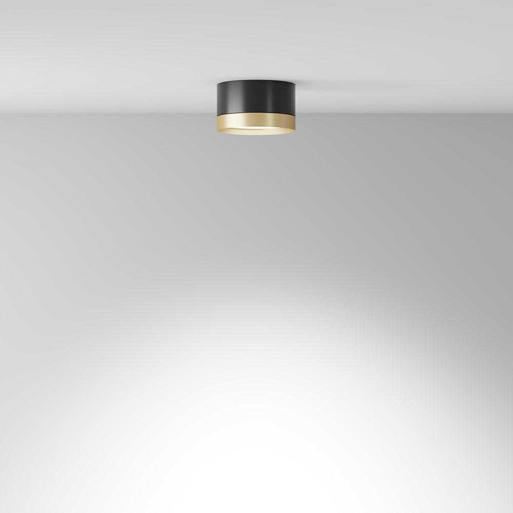 Mise en ambiance du luminaire fixé au plafond dans une pièce vide