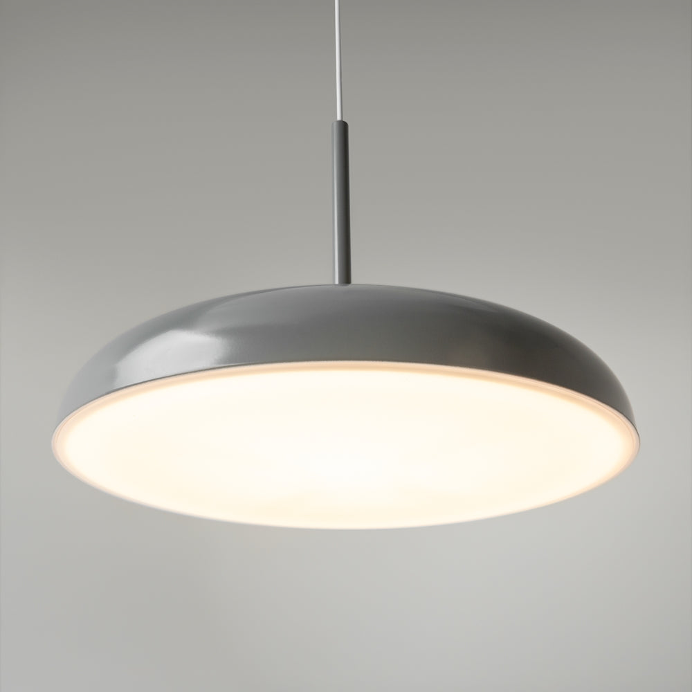 Détail de l'abat-jour bombé gris et de sa grande coupole lumineuse ivoire