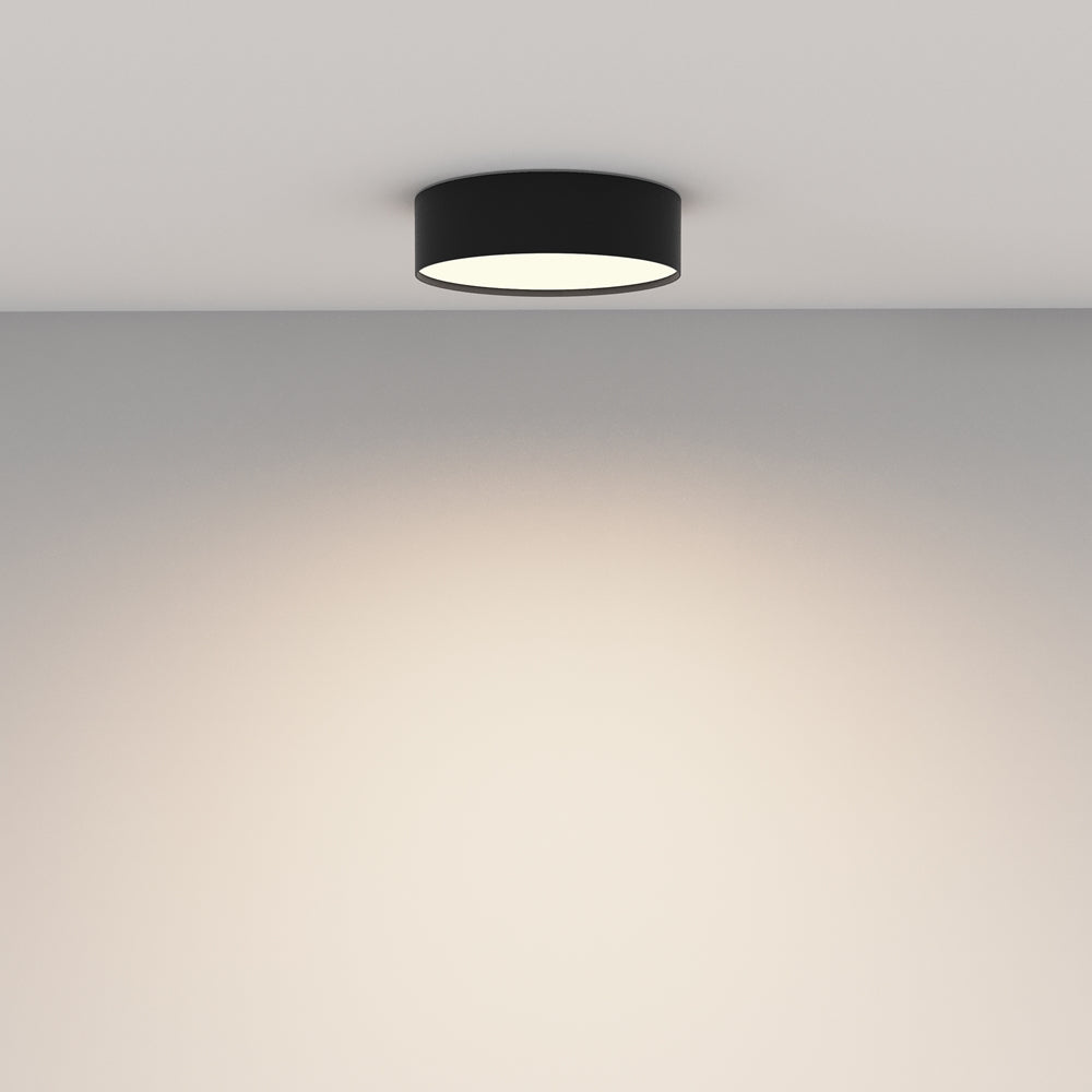 Vue de la lumière diffusée sur le mur depuis le plafonnier allumé