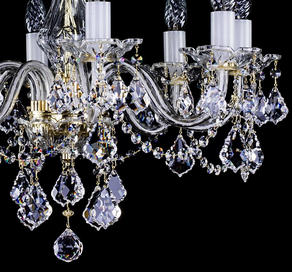 Détail des bras recourbés en verre et des grappes de cristal suspendues