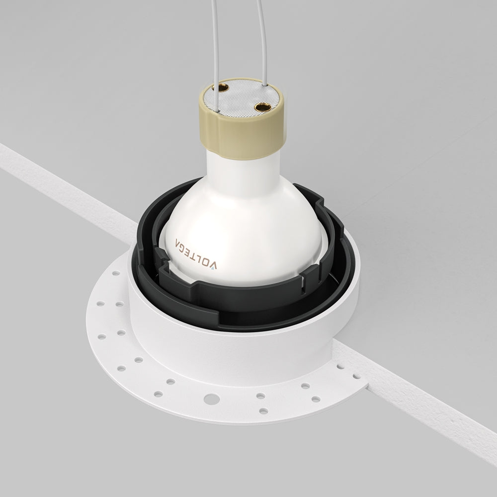 Détail du module d'encastrement, socle blanc perforé, collerette noire et câbles visibles