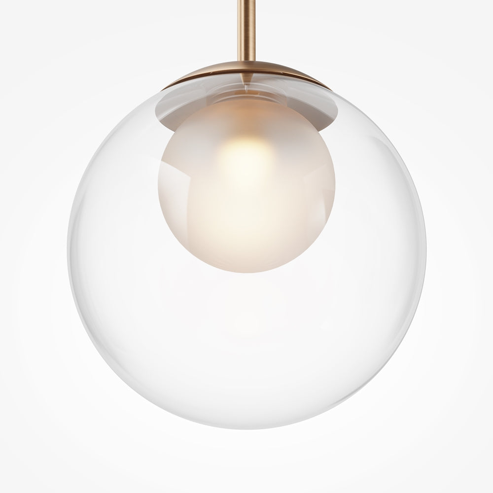 Gros plan sur la double sphère de verre, claire dehors et opaline dedans