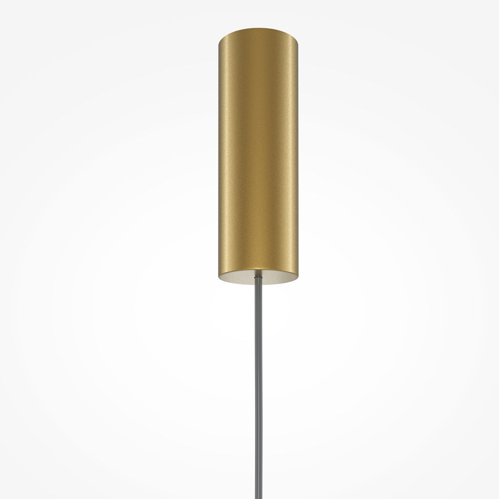 Détail de la rosace cylindrique dorée fixée au plafond avec son câble