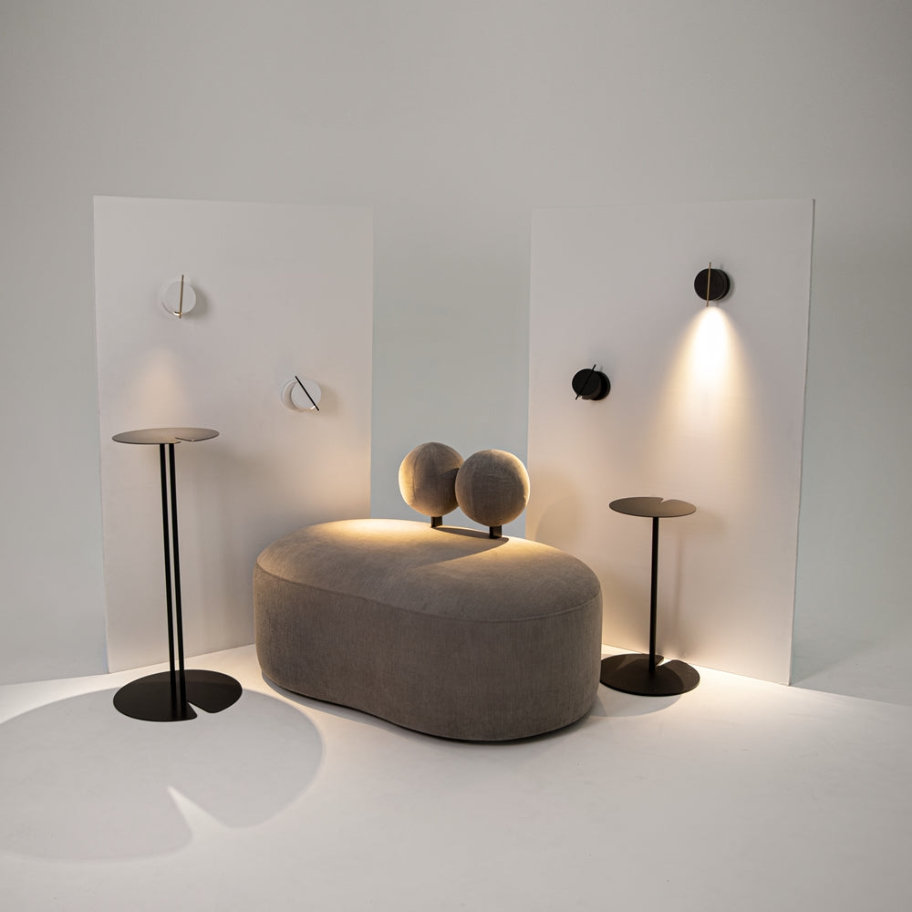 Mise en ambiance avec deux appliques murales blanches et noires éclairant un intérieur