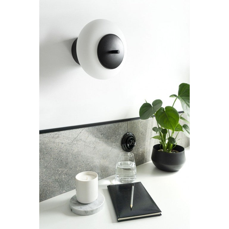 Mise en ambiance murale du luminaire bicolore au-dessus d'un plan de travail