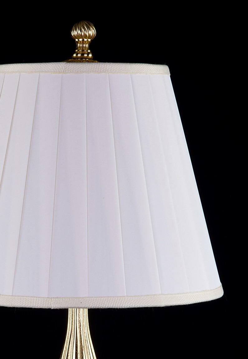 Détail rapproché de l'abat-jour plissé blanc et de son galon textile beige