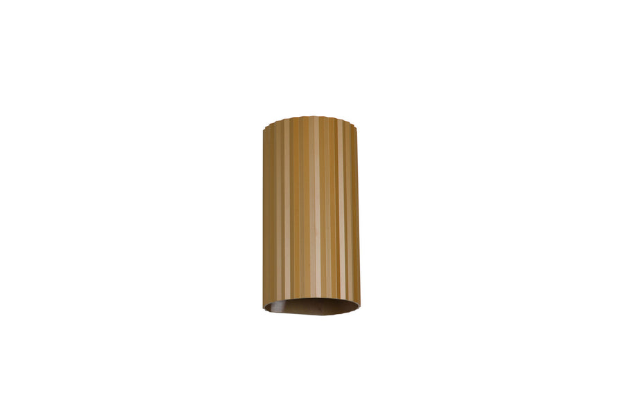 Vue de face de l'applique cylindrique dorée, stries verticales et halo lumineux en bas