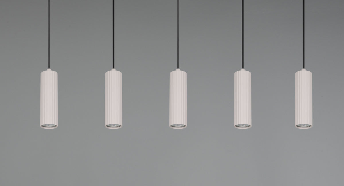 Les cinq abat-jours cylindriques blancs cannelés suspendus devant un fond gris uni