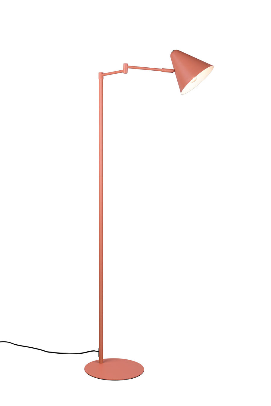 Lampadaire rose de face sur fond blanc, abat-jour conique incliné, câble au sol.