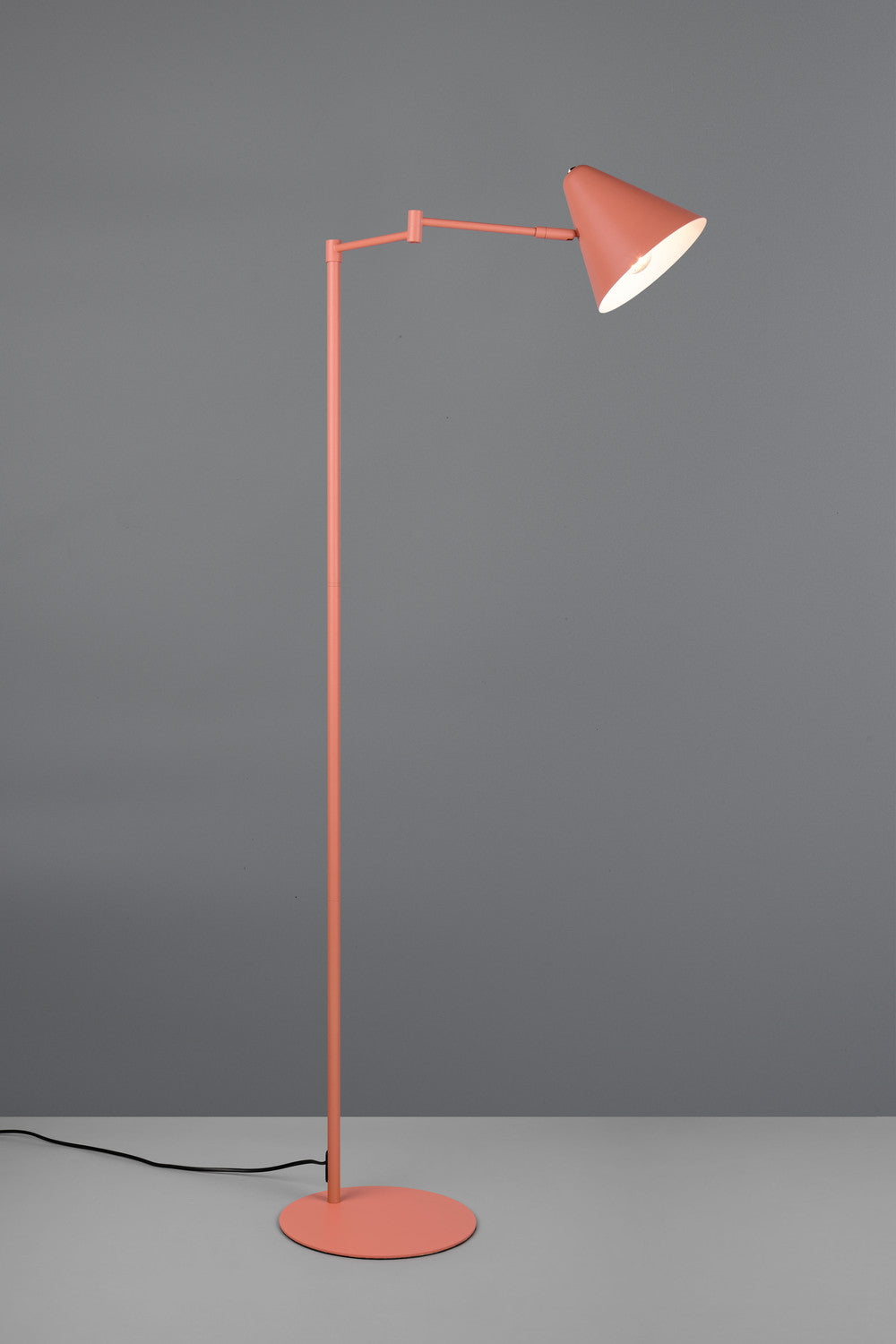 Mise en ambiance sur fond gris : même lampadaire rose allumé, bras articulé visible.