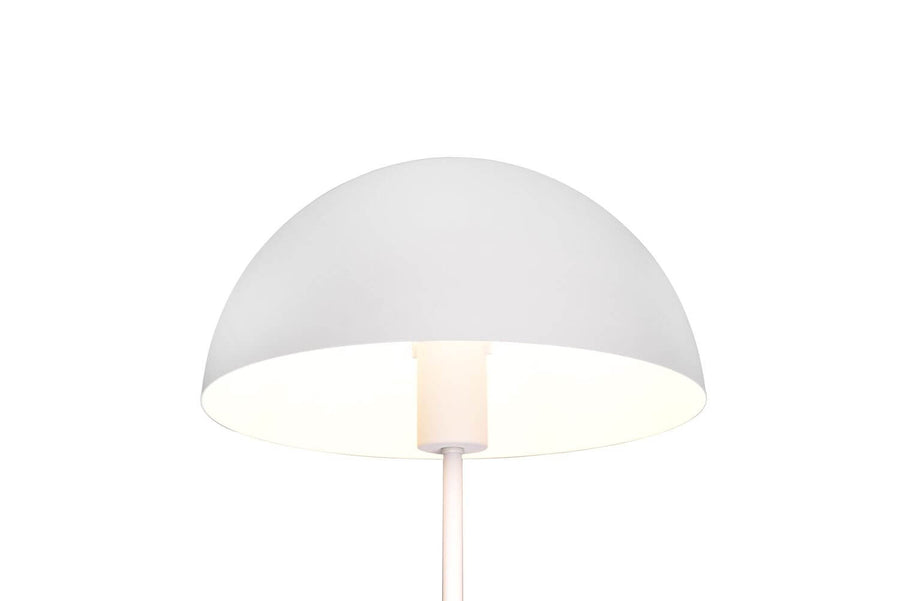 Détail de l'abat-jour demi-sphère blanc mat vu de dessous, douille visible